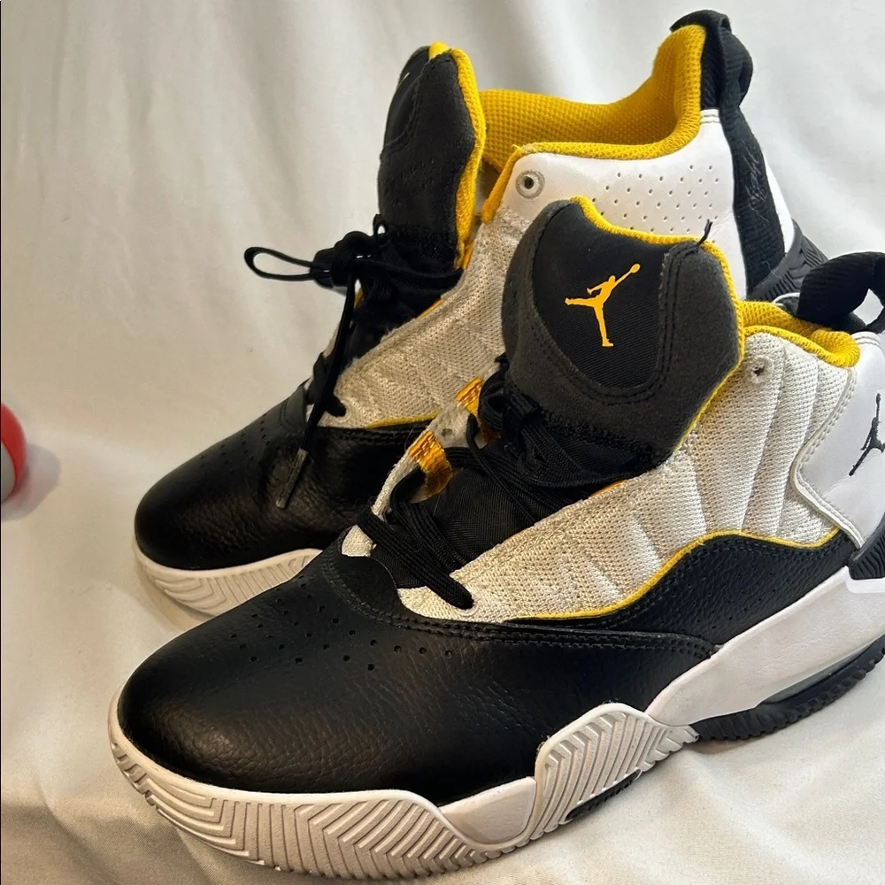 Jordan Stay Loyal 'White Taxi Black' sneakers. Size 5y - Picture 4 of 7